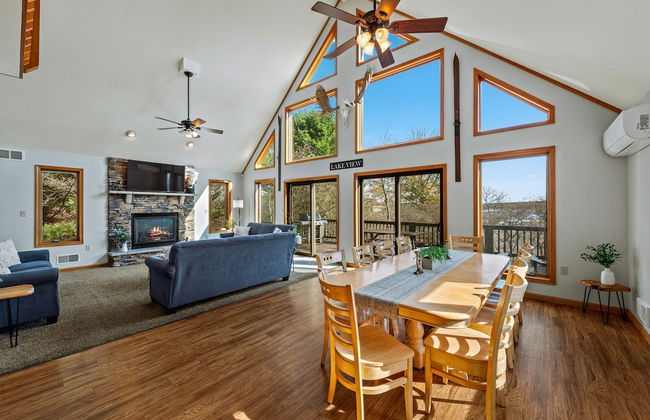 Lake View Chalet by Avantstay Lake Access Deck - Photo 1