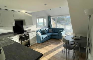 Whispering Waves in Porthtowan, Beachfront Apartment - Photo 9