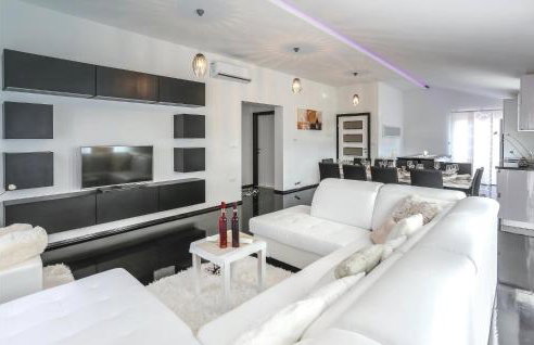 Lovely Home In Rumin With Kitchen - Foto 2