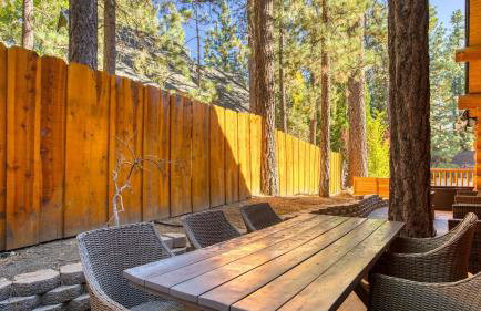 Pinetree Place by Avantstay Group Cabin w/ Hot Tub Minutes to the Lake - Photo 10