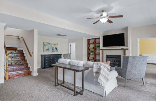 Stunning Modern Retreat! Year-Round Swim Spa | Hot Tub | Movie Room | Firepit - Foto 24