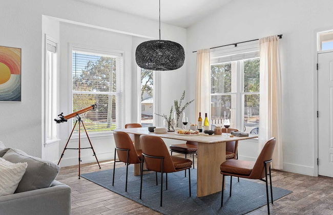 7bdr w/ Private Pool, Hot Tub, Fire Pit, Walk to Beach Tidal Wave by Avantstay - Foto 8