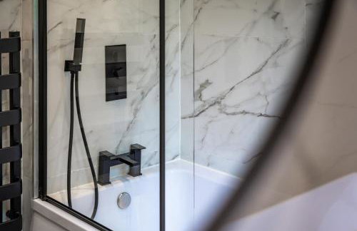 Modern City Centre Townhouse sleeps 10 & Parking - Foto 26