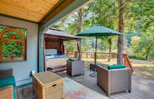 Historic Mapleton Cottage with River Views and Hot Tub - Foto 2