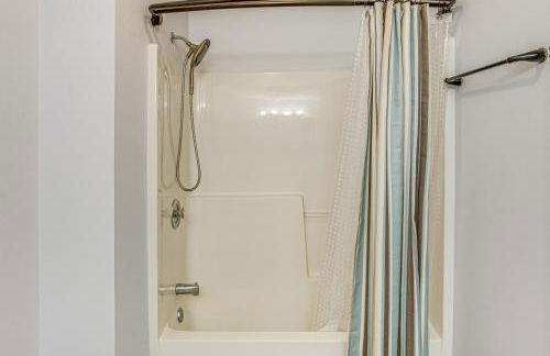 Marina and Pool Roomy Golf-View Home in Southport - Foto 18