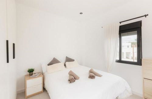 Spacious villa with private pool & garden for 4 - Photo 41