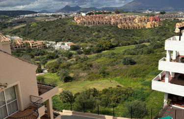 Gorgeous 2 bed Duquesa apartment, 2 pools, easy parking and 2 large balconies, 1 with stunning views - Foto 42