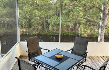 Bay Breeze Bliss-Hot Tub, Bar and Canal 5mi to Beach - Foto 8