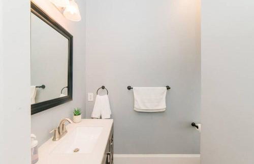 Walkable and Spacious Apt - Parking -- GroupStay - Foto 11