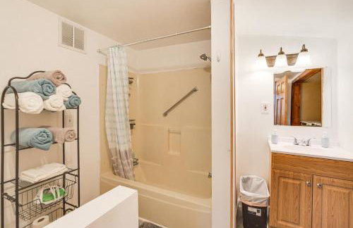 Serene Devils Lake House with Deck and Fire Pit! - Foto 13