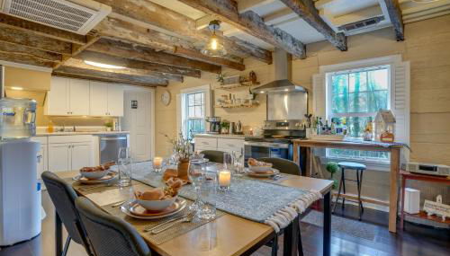 Walk to Beach Historical Fredericksburg Home - Foto 2