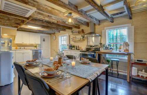 Walk to Beach Historical Fredericksburg Home - Foto 2