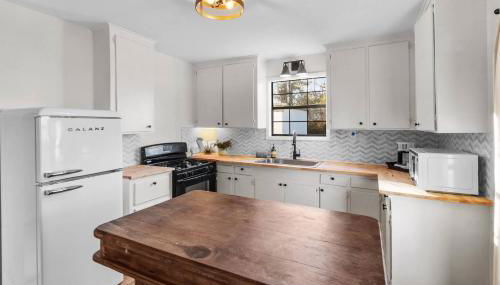 Southern Magnolia House with Porch Swing - Foto 5