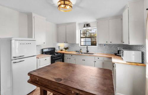 Southern Magnolia House with Porch Swing - Foto 5