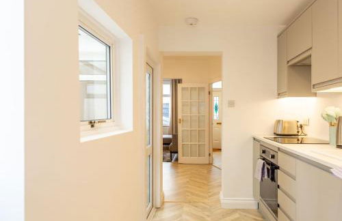 Bright & Airy 2BD - 10 mins walk to Chelt Centre! - Photo 58