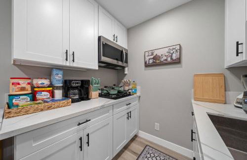 Entire Private Studio with 1 King Bed, Full Kitchen, Gated Yard, Available Now - Foto 13