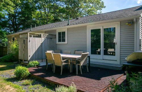 Minutes to Craigville Beach Private Patio and Backyard - Foto 4