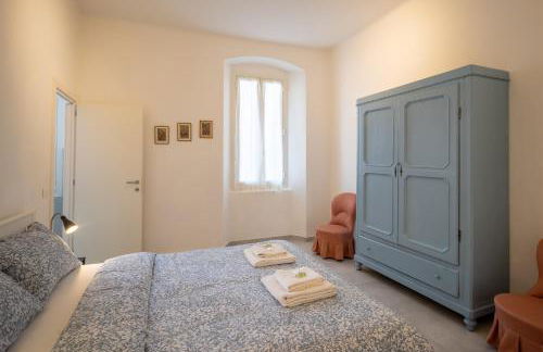 A step from the Beach - Roomy Apt with Sea Glimpse - Foto 13