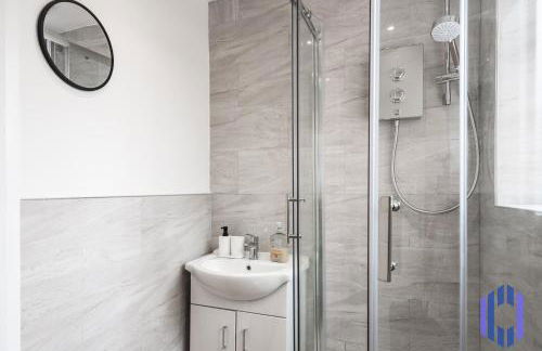 Sophisticated & Stylish Flat near Manchester Airport - Sleeps 9 - Foto 15