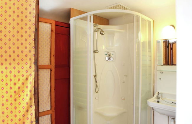 Spacious 11-bed Family Retreat - Photo 26