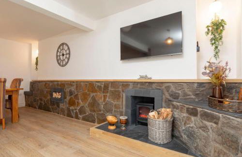 Sleeps 6. Free Wifi. Free Parking central location. - Photo 6