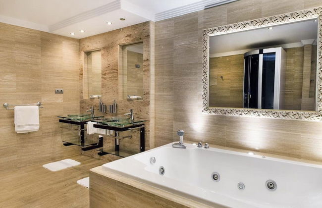 Modern Versace-themed Villa - Foto 13