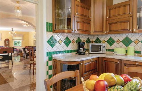 5 Bedroom Beautiful Home In Labin - Photo 42