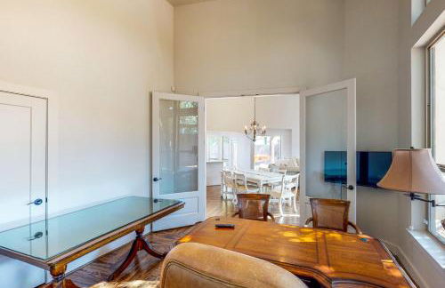 Hot Tub and Views Luxe Lake Bridgeport Retreat - Foto 25