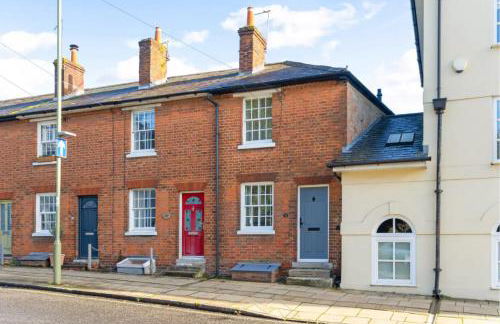 2-Bedroom Stylish & Gorgeous, Cosy Westgate Cottage Retreat, Central Winchester, Free On-Street Parking Permit, with Garden, Close to Cathedral - Sleeps 6, Pets are Welcome - by Blue Puffin Stays - Foto 41
