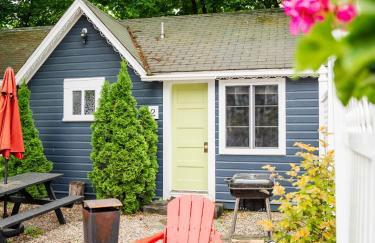 Cottage 5-6 - 2 Bedroom 1 Bath End Unit with Kitchenette Private Courtyard Pet Friendly fee applies - Photo 1