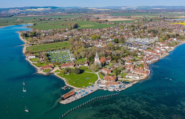 Chic 4-bed Coastal Retreat in Heart of Bosham - Photo 35