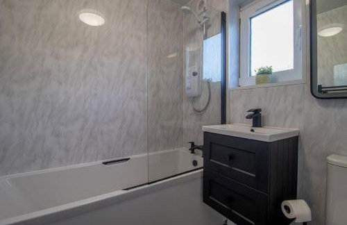 Raeburn House- 3 Bedrooms, 2 Bathrooms in Hamilton - Foto 13