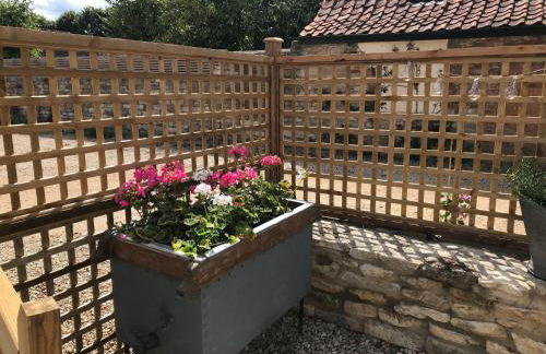 STABLES Stylish comfortable peaceful cottage with parking and outdoor space - Photo 3