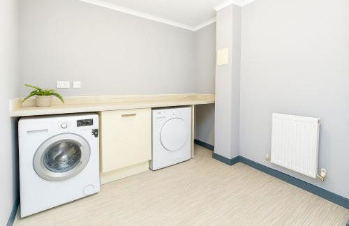 Free Parking and Garden 3 Bedroom Sleeps 8 guests - Photo 10