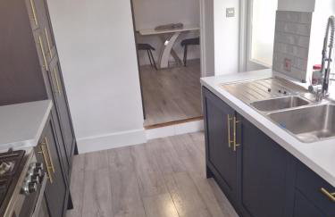 Modern 5 bedroom house with parking, London - Foto 5