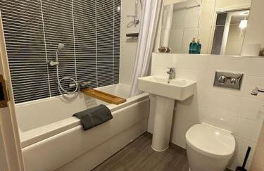 Homely 3-Bed Retreat Convenient Parking - Foto 11