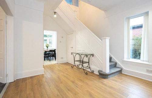 Pillo Rooms - Spacious 4 Bedroom Detached House close to Heaton Park - Foto 19
