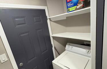 1 BR 1 Bath Airport SpaceX LNG WashDry Yard Patio Pets - Foto 9