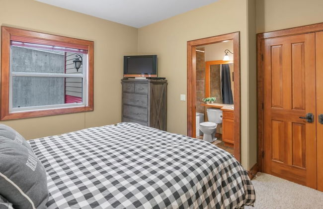 I Spy - Cozy Pet Friendly, Ski In/Ski Out Condo with Private Hot Tub - Photo 25