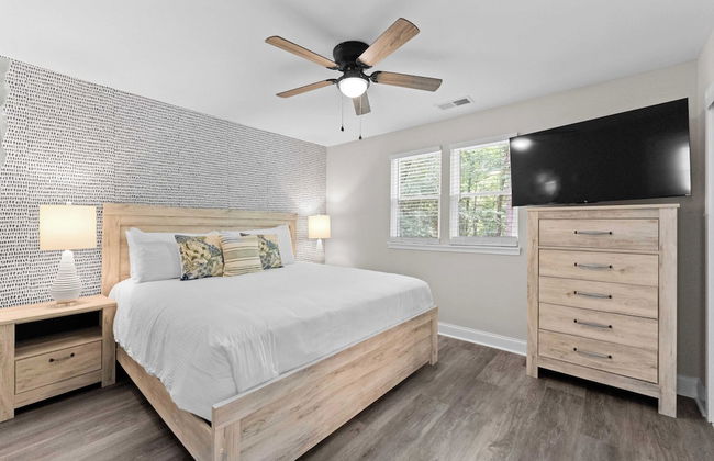 Fireside Fun by Avantstay Sleeps 18 Waterfront + Pool - Foto 25