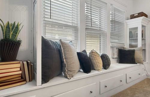 Chic Lakeside Retreat Steps from the Beach - Foto 13