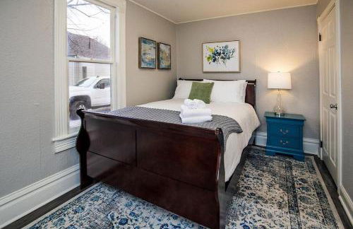 Couples Getaway | Walk to Unc | Free Cruiser Bikes - Foto 38