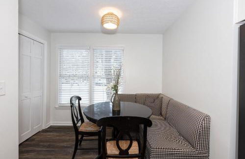 Group Getaway 6BR Near Fort Benning Huge Kitchen Private Yard - Foto 4