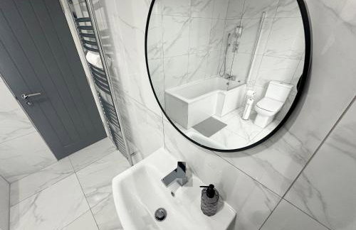 Central Location Liverpool, Modern Home, 4 BR, Sleeps 9, Free Parking - Foto 41