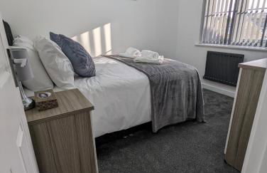 CLARITURF - 4 Bedroom Semi - Private Parking near Turf Moor, Town Centre, Transport and Motorway Links next to Canal, 3 Parks and Lake - Sky and Netflix - Foto 25