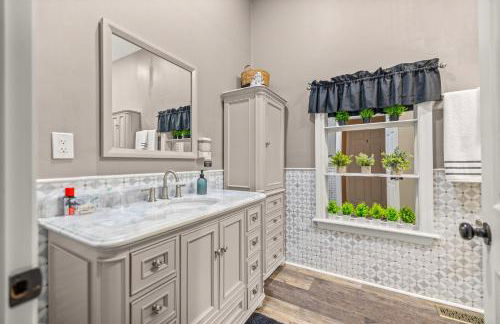 Tranquil Suite with Porch Less Than 2 Mi to Cedar Lakes! - Foto 16