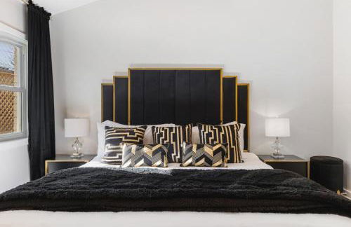 Vibrant Neon Condo Near Restaurants, Coffee and Bars - Foto 17