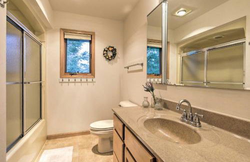 Cozy Dam Lake Escape with Dock, Yard and Water Access! - Foto 17