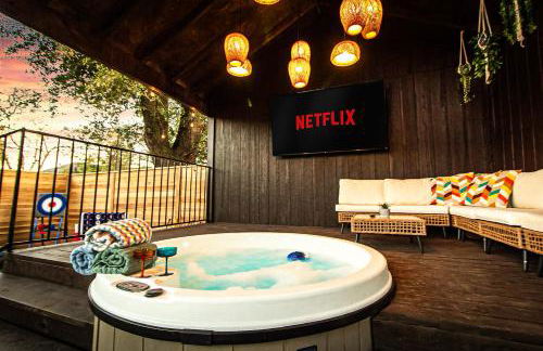 Private home with Hot Tub & Mini Golf & Fun Vibes near downtown Houston - Foto 2