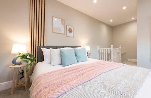 Spacious 2 Bedrooms House Near Leeds Centre, Free Parking, Ideal for Contractors & Long Stays - NordStay - Photo 3